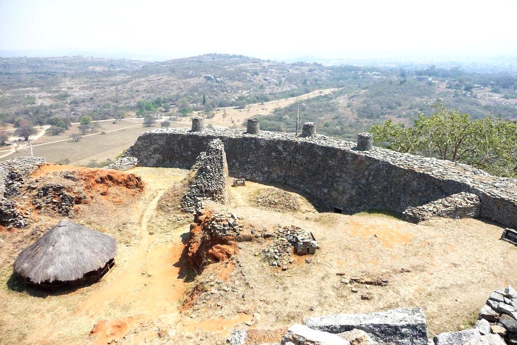 Холмовый комплекс Великого Зимбабве &mdash; самая древняя часть города на вершине холма