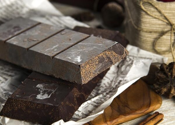 Почему на шоколаде появляется белый налет и можно ли его после этого есть?