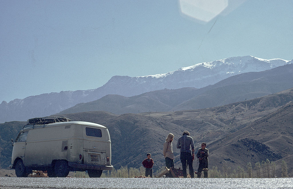 Вид на заснеженный гималайский перевал, по которому когда-то шли путешественники