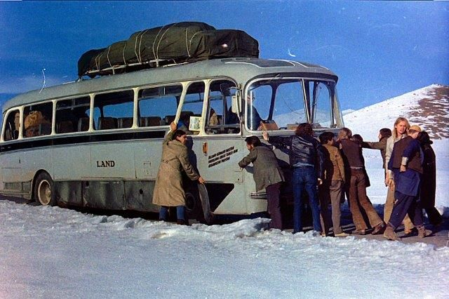 Пейзажная фотография хиппи на фоне величественных горных хребтов Пакистана