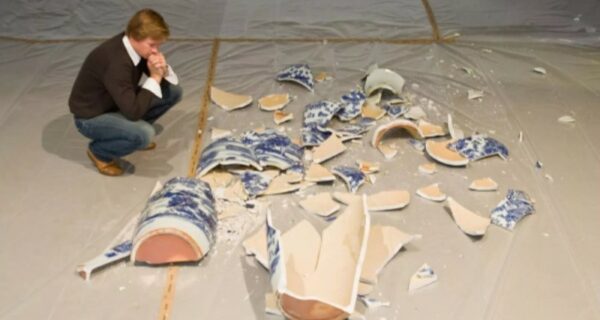 Что будет, если случайно повредить или уничтожить ценный музейный экспонат