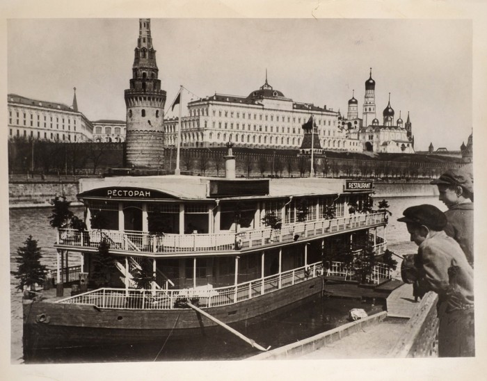 Плавучий ресторан на Москве-реке: Москва 1930-х от Евзерихина