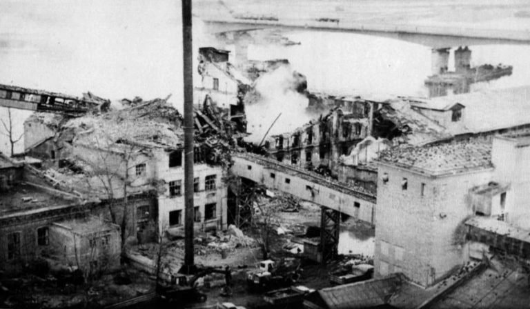 Разрушенные конструкции после взрыва на мелькомбинате в Калинине (Твери)