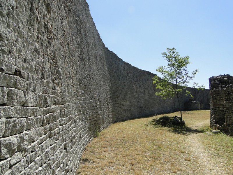 Фрагмент Большой ограды Великого Зимбабве &mdash; гранитная кладка без раствора