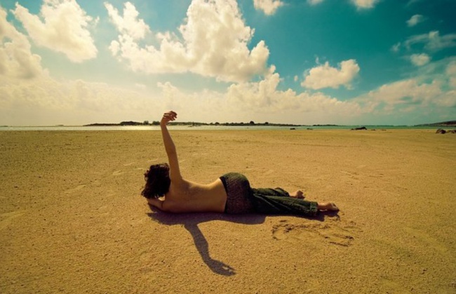 Фотопортрет девушки на пляже Никос Василакис