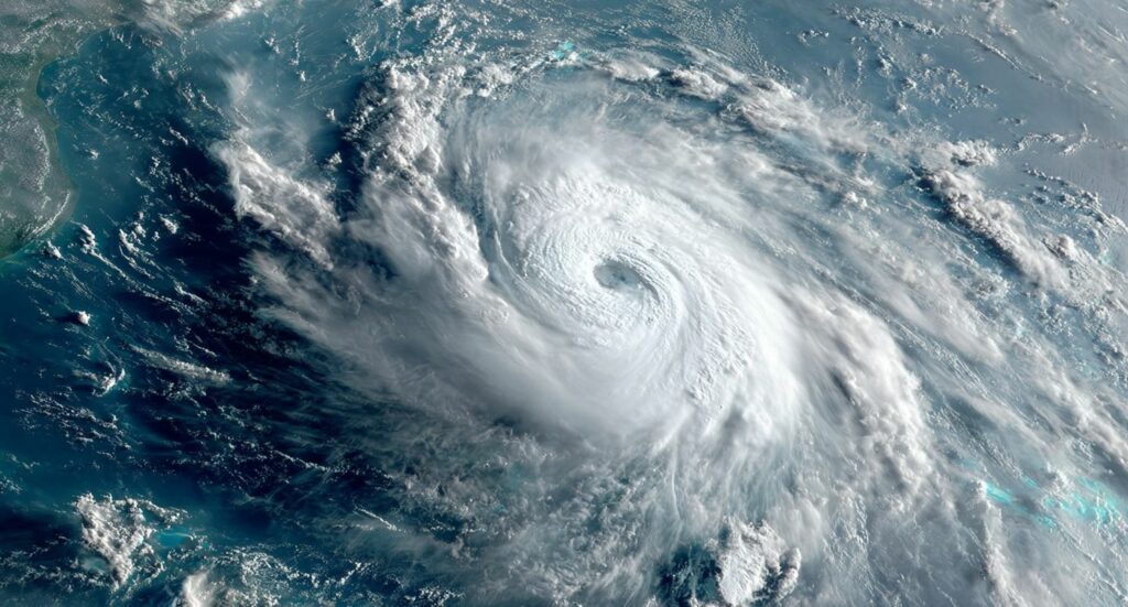 Спутниковый снимок мощного тайфуна над океаном с видимым глазом бури