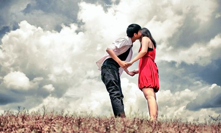 Парень с девушкой целуются