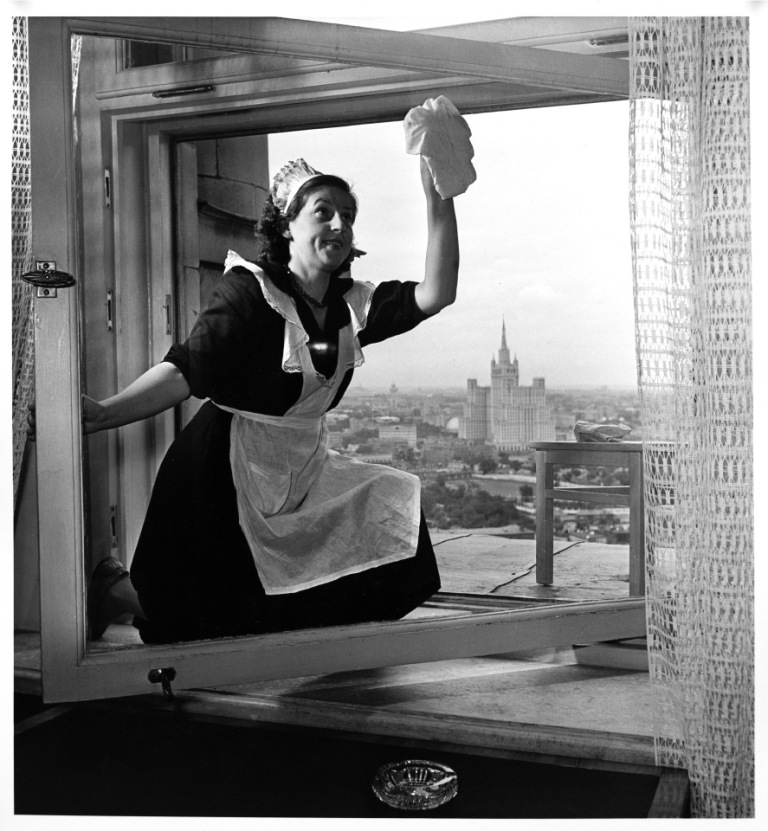 Горничная в советском интерьере: бытовая сцена Евзерихина