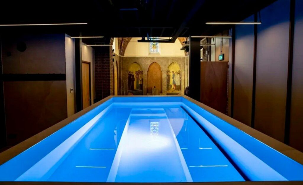 Реставрированные росписи и орган внутри фитнес-клуба COMMIT Rivierenwijk в бывшей церкви