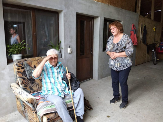 Василе Горгош с дочерью после возвращения домой