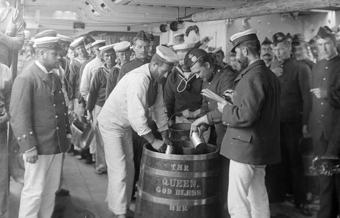 Картина Выдача рома экипажу на британском корабле (issuing rum to the crew)