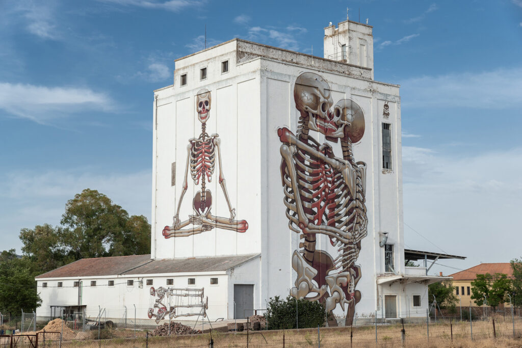 Фреска Nychos гротеск анатомия уличное искусство хэви-метал эстетика