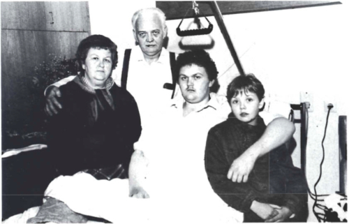 Гудлаугур Фридторссон с родителями и братом в больнице после спасения в 1984 году