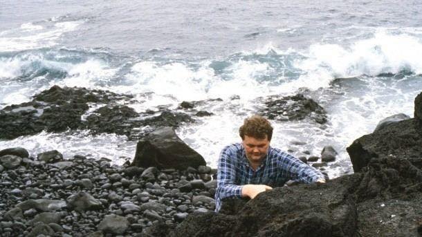 Гудлаугур Фридторссон показывает журналистам маршрут своего спасения на берегу Хеймаэй