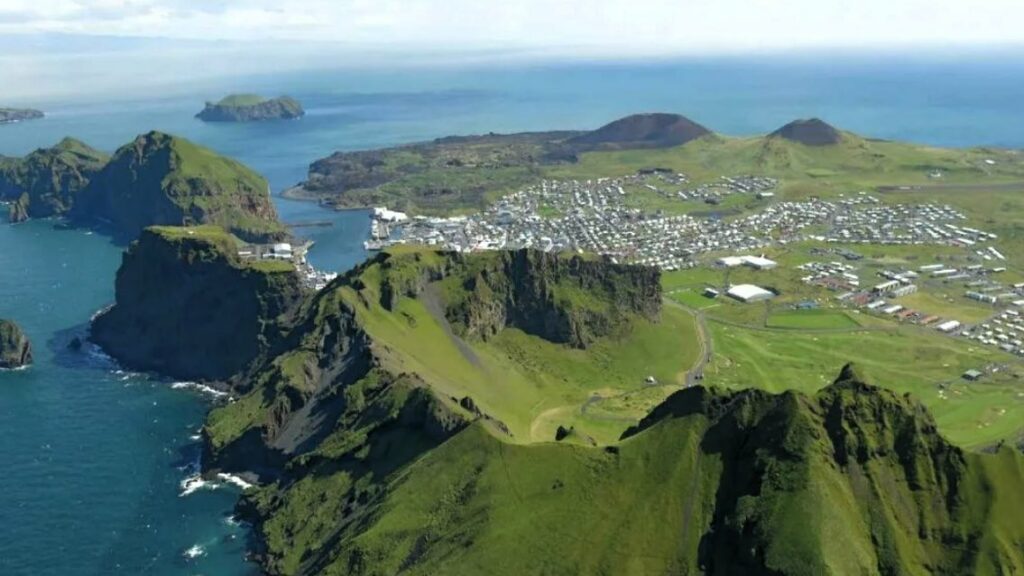 Вид на острова Вестманнаэйяр с воздуха &mdash; архипелаг у южного побережья Исландии