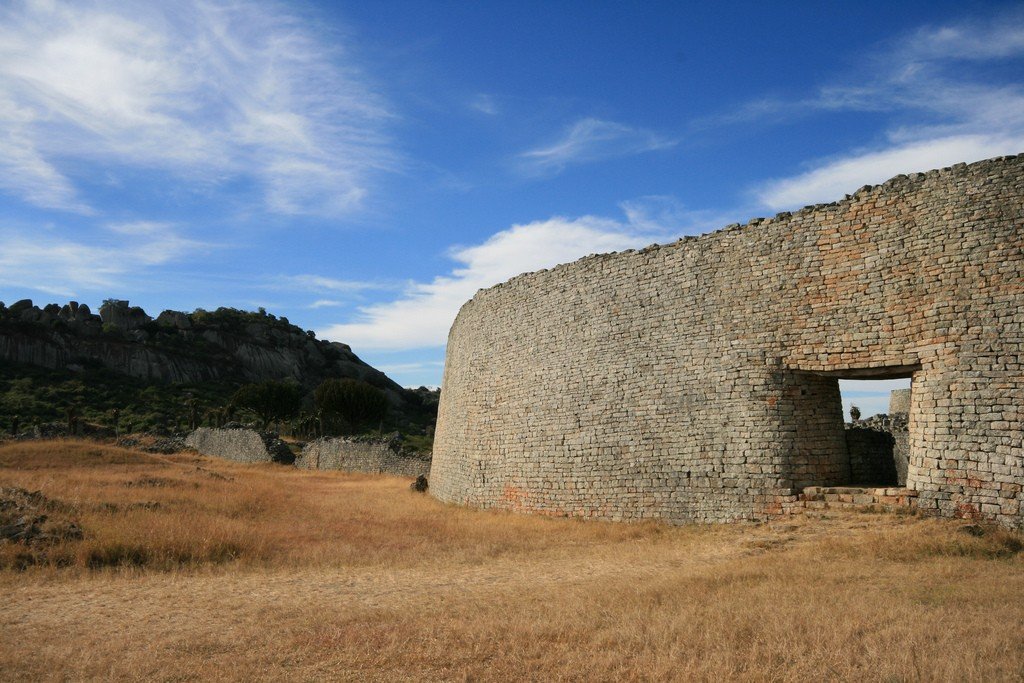 Большая ограда Великого Зимбабве &mdash; крупнейшее сооружение доисторической Африки южнее Сахары