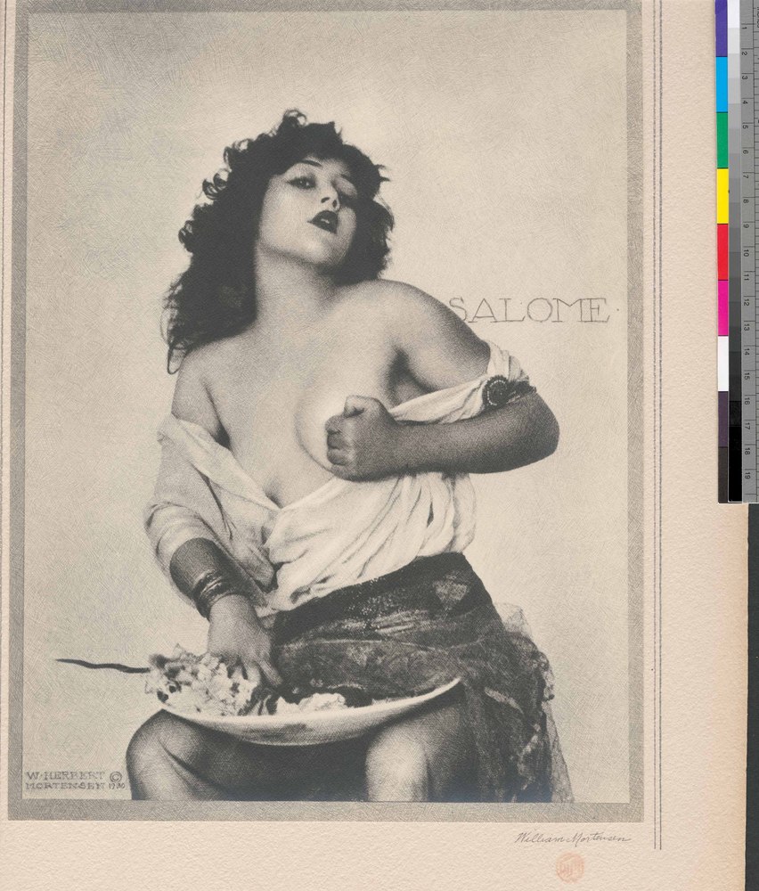 Пышная обнаженная Саломея держит блюдо с отрубленной головой на фоне темного фона &mdash; классическая мрачная работа Уильяма Мортенсена