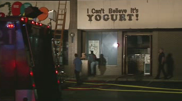 Пожарные и полиция возле кафе I Can't Believe It's Yogurt в Остине после ночного пожара в декабре 1991 года