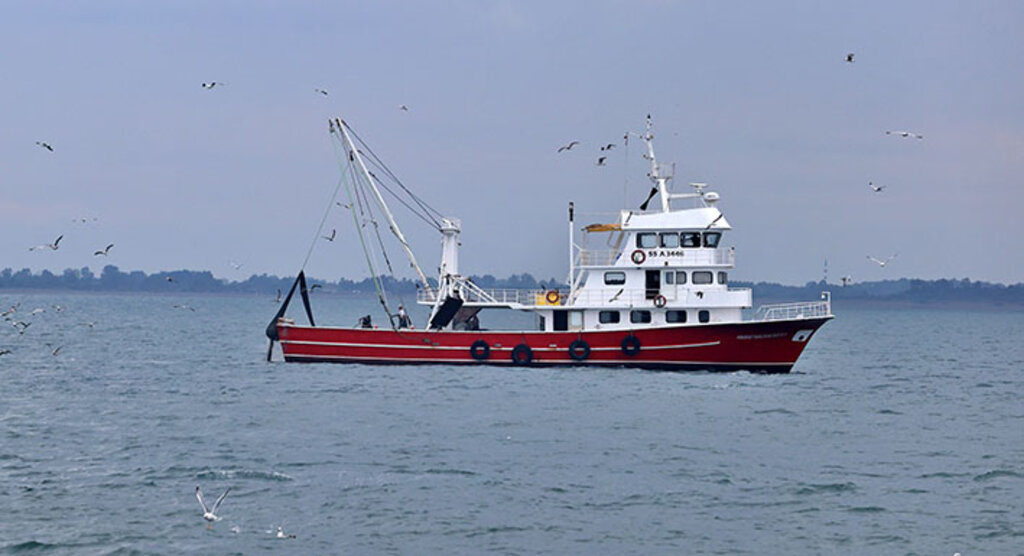 Исландское рыболовное судно в море &mdash; такое же, как Hellisey VE-503, затонувшая в 1984 году