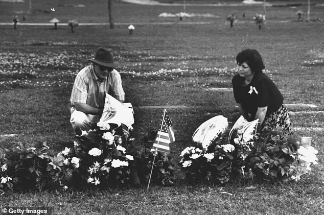 Стихийный мемориал возле кафе I Can't Believe It's Yogurt в Остине, 1991 год