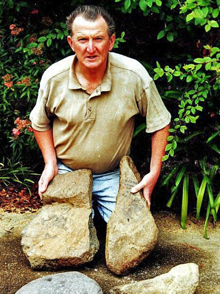 Австралийский криптозоолог Рекс Гилрой исследует следы моа