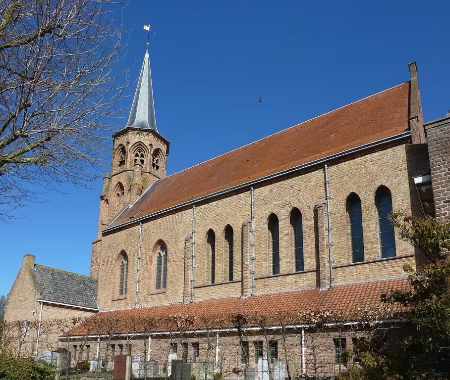 Современный интерьер церкви с мемориальными табличками на стене