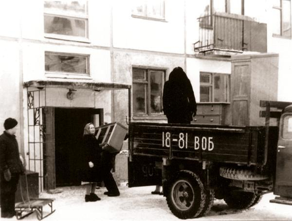 Переезд в новую квартиру СССР &mdash; мебель выгружают из грузовика у подъезда