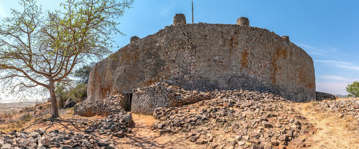 Панорама руин Великого Зимбабве &mdash; каменный город среди африканской саванны
