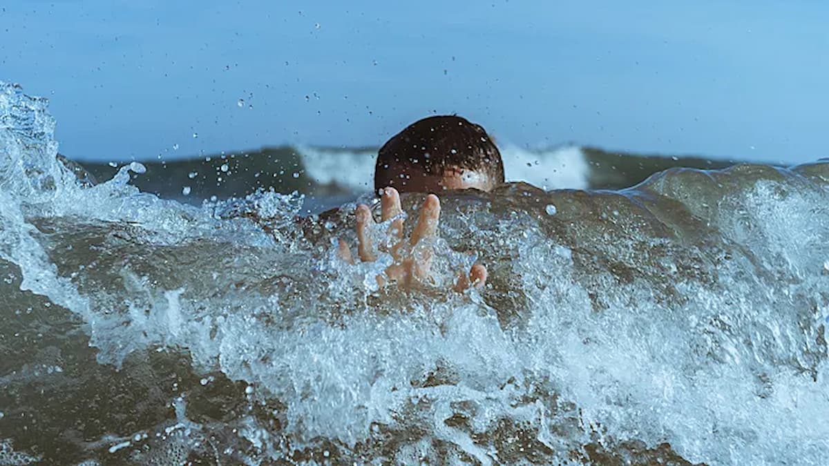 Человек плывёт в тёмной морской воде &mdash; иллюстрация к истории выживания в ледяной воде