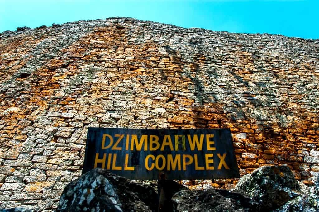 Информационная табличка на территории археологического комплекса Большой Зимбабве