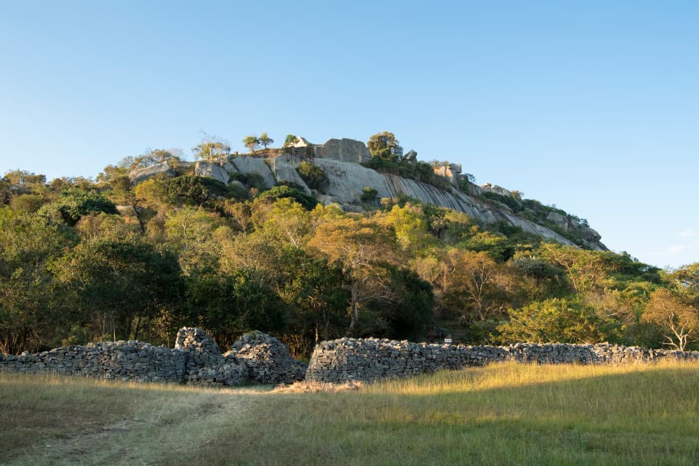 Холмовый комплекс Великого Зимбабве &mdash; вид на руины среди саванны