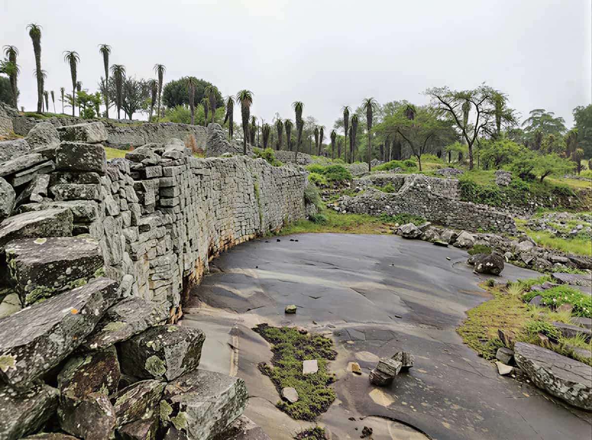 Руины Великого Зимбабве &mdash; вид на каменные стены древнего города