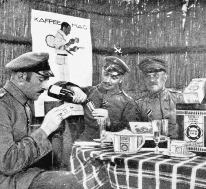 Обложка журнала компании Kaffee HAG времен Первой мировой с рисунком солдата, пьющего кофе, и текстом о заботе о сотрудниках на фронте.