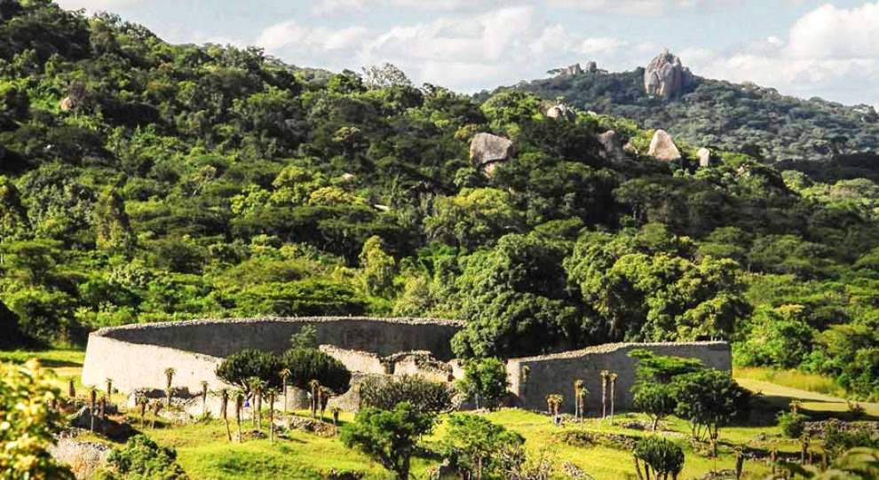 Руины Большого Зимбабве &mdash; древнего города в южной части Африки