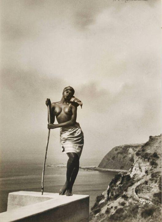 Жрица в обнаженном виде стоит на фоне облаков с посохом &mdash; мистический портрет Уильяма Мортенсена