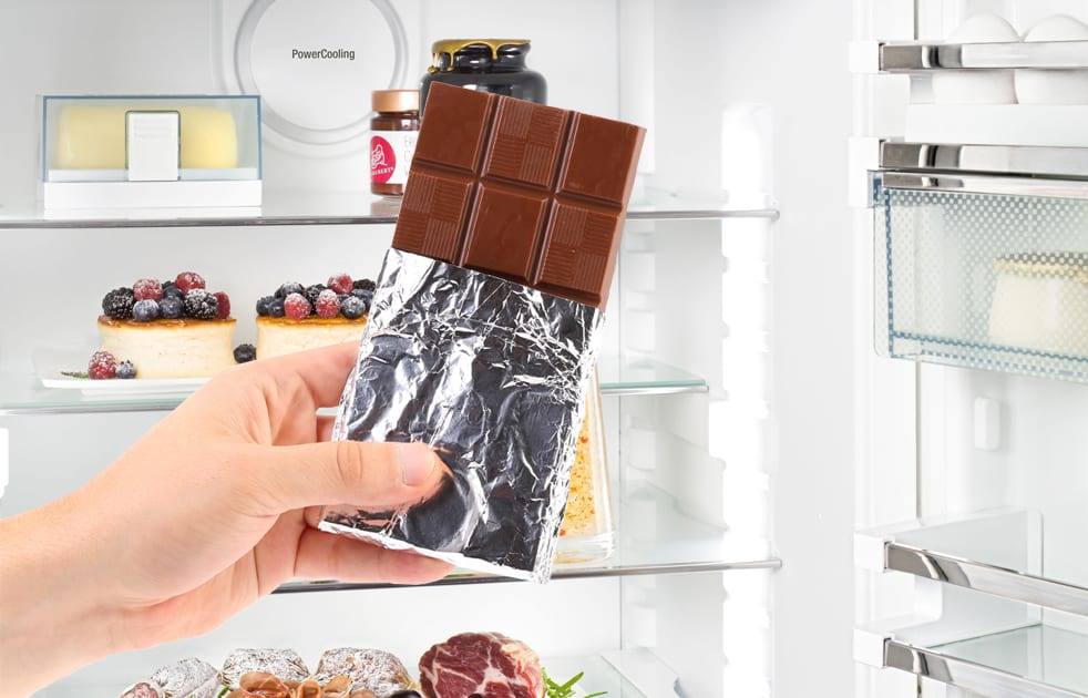 Шоколадная плитка на фоне холодильника неправильное хранение