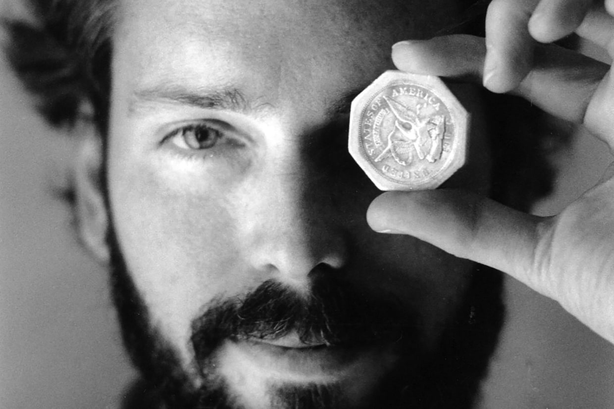 Томми Томпсон держит золотую монету с парохода Центральная Америка &mdash; 1989 год