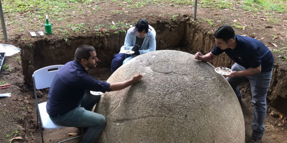 Художники расписывают копию каменной сферы Дикис &mdash; культурный фестиваль Коста-Рики