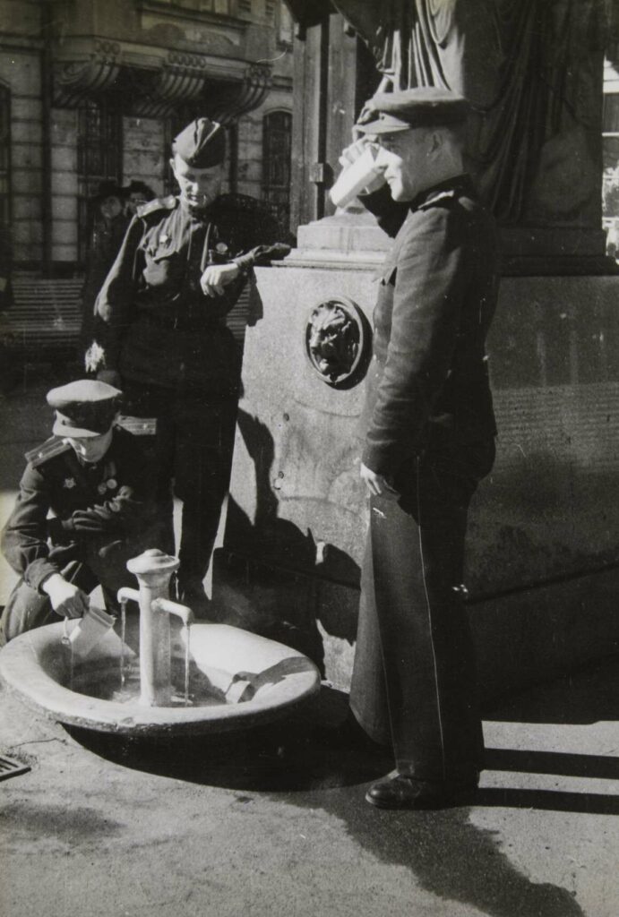 Американский и советский офицеры в Карловых Варах: май 1945 года