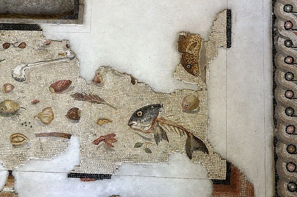 Мозаика с останками дорогих морепродуктов &mdash; лобстеров и моллюсков