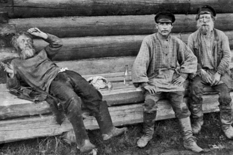 Группа русских крестьян XIX века: мужчины и женщины в традиционной одежде на деревенской улице