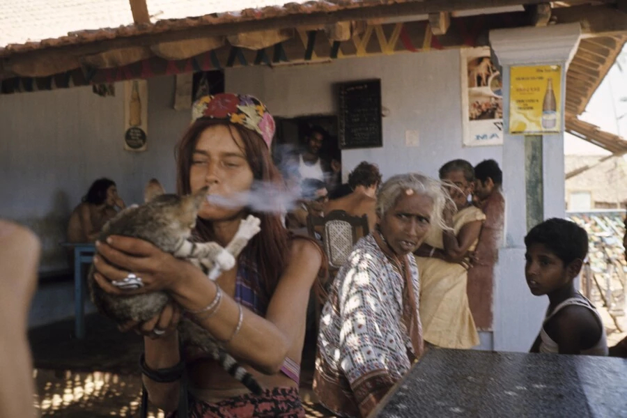 Изображение западных путешественников, курящих гашиш в Индии в 1971 году