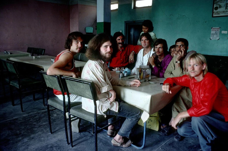 Групповая фотография разношерстной компании хиппи из разных стран, встретившихся в пути