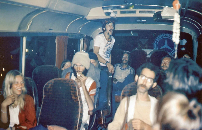 Кадр с группой хиппи в автобусе во время долгого пути