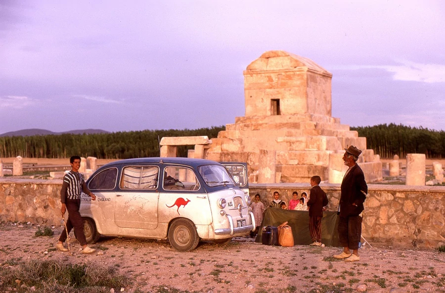 Фотография разрисованного автомобиля хиппи, проехавшего от Сиднея до Лондона, сделанная в Иране