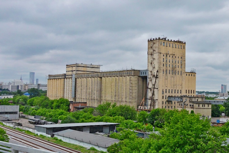 Крупный мельничный комбинат, построенный в советское время