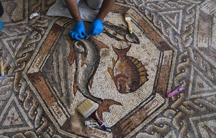 Римская мозаика неприбранного пола с реалистичными объедками