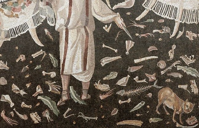 Деталь римской мозаики в жанре asarotos oikos с изображением рыбьих костей и фруктов