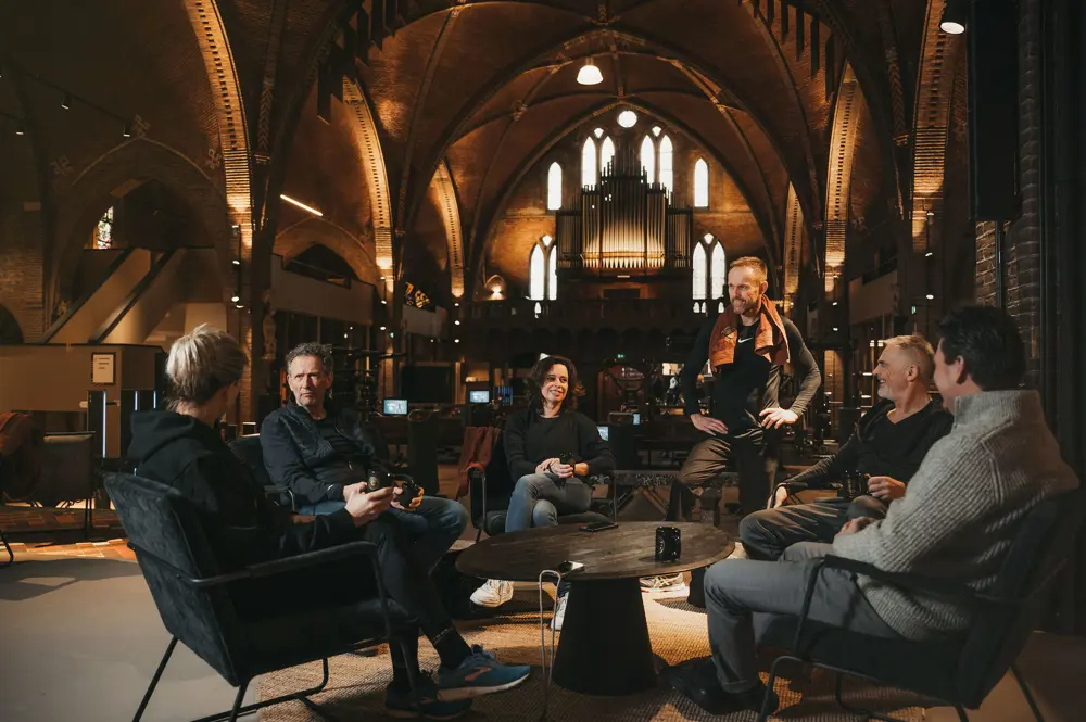 Спортивный бар внутри переоборудованной церкви COMMIT Rivierenwijk Утрехт