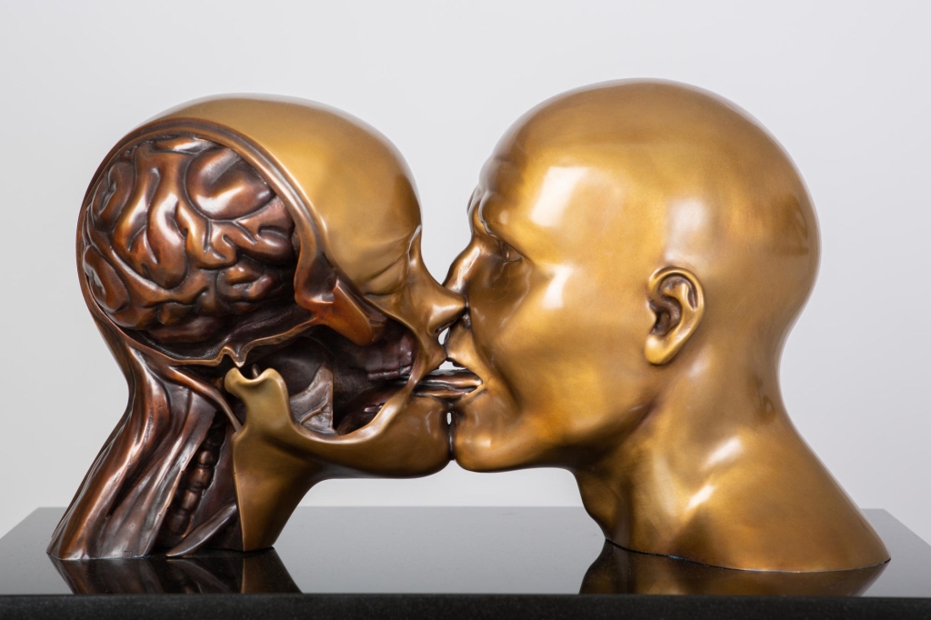 Скульптура Nychos поцелуй две головы анатомия трехмерное искусство